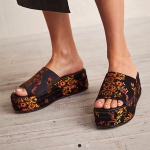 Free People Harbor Floral Brocade Flatform Sandals / Black - Size 8.5